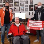 den spendenscheck ueber 5000 euro uebergibt der 6077131 jpg